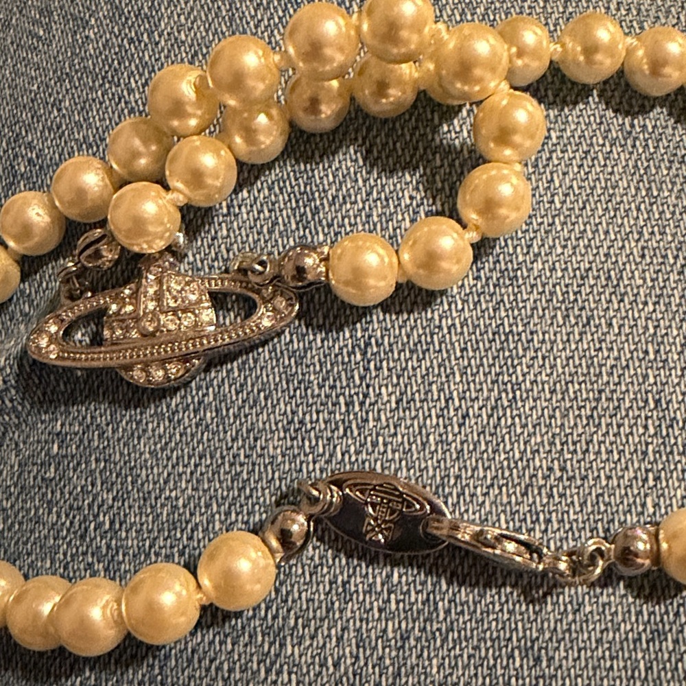 Vivienne Westwood Cream Pearl Chocker with Silver Pendant Orb - Picture 6 of 8